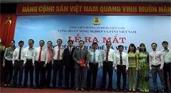 Liên đoàn Lao động huyện Phú Quý trao tặng tiền cho ngư dân bị gặp nạn ở Trường Sa